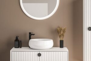 Read more about the article 8 Best Paint Colors For Small Bathrooms With No Natural Light