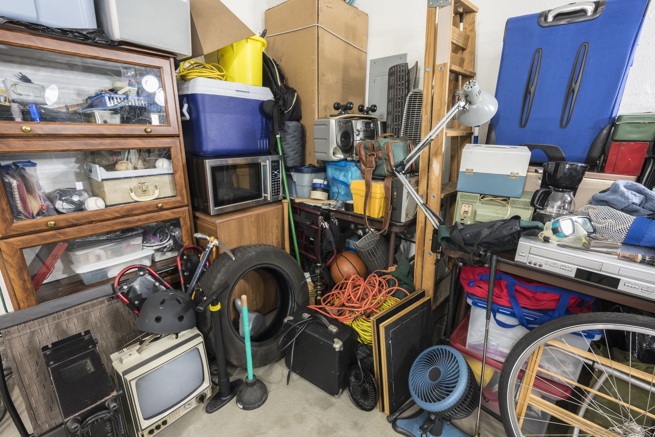 Read more about the article How to Organize a Messy Garage: Step by Step Guide