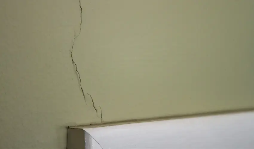 You are currently viewing How to Repair Drywall Cracks in Corners: Step by Step Guide